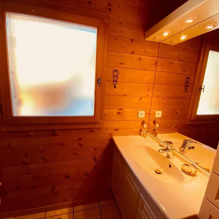 Traditionnel Avec Garage Double Et Terrasse - Fr-1-459-227 Chalet *