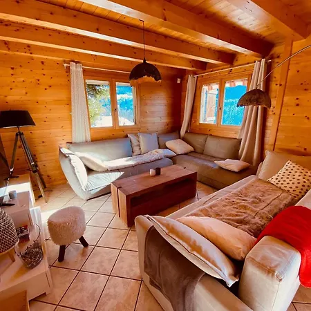 Chalet Traditionnel Avec Garage Double Et Terrasse - Fr-1-459-227